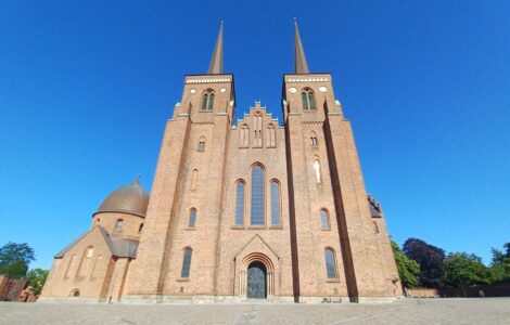 Ikonické věže katedrály v Roskilde nechal v roce 1635 postavit král Christian IV.