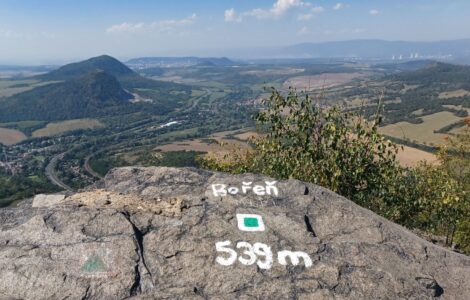 Výhled z vrcholu kopce Bořeň na sousední znělcové útvary Želenický vrch a Zlatník, do údolí Bíliny, na Most, Litvínov a Krušné hory