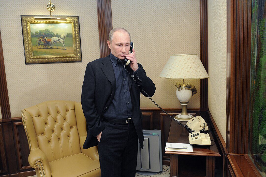 Iustrační foto. (Ruský prezident Putin telefonuje pomocí analogového zařízení.)