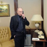 Ruský prezident Vladimir Putin telefonuje pomocí analogového zařízení.