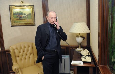 Iustrační foto. (Ruský prezident Putin telefonuje pomocí analogového zařízení.)