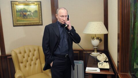 Ruský prezident Vladimir Putin telefonuje pomocí analogového zařízení.