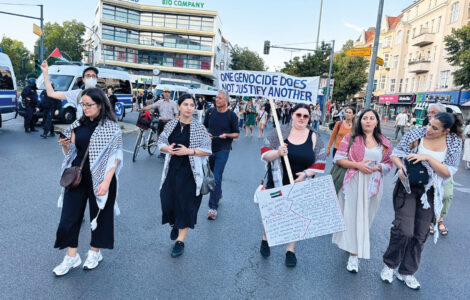 Berlín, shromáždění solidarity s Palestinou na náměstí Waltera Schreiberaw

