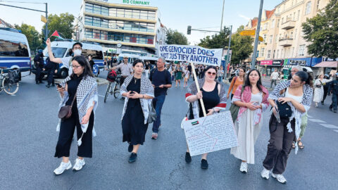 Berlín, shromáždění solidarity s Palestinou na náměstí Waltera Schreiberaw

