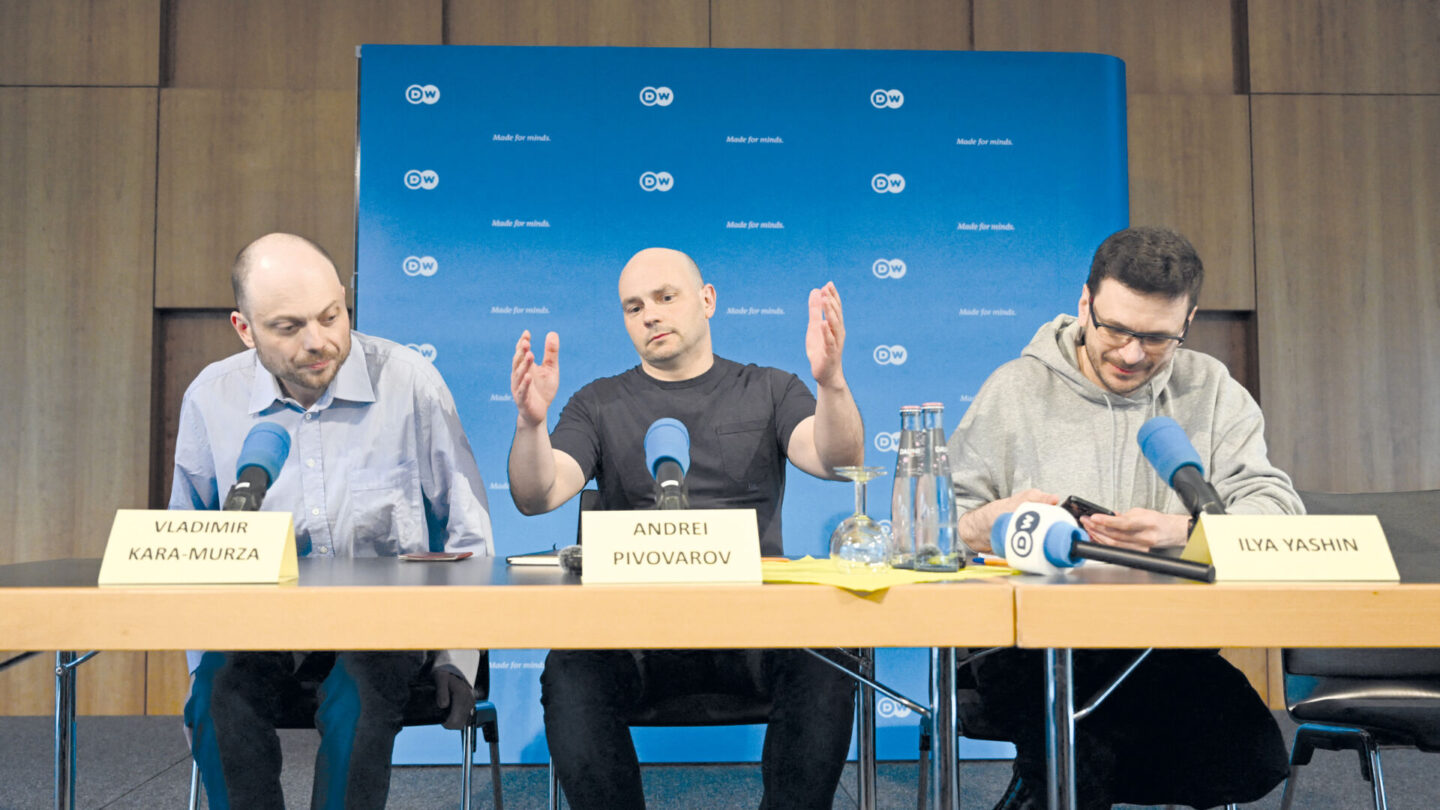 Ruští opozičníci a političtí vězni Vladimir Kara-Murza, Andrej Pivovarov a Ilja Jašin na tiskové konferenci po vycestování z Ruska na Západ (Bonn, 2. srpna 2024