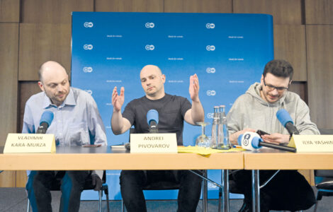 Ruští opozičníci a političtí vězni Vladimir Kara-Murza, Andrej Pivovarov a Ilja Jašin na tiskové konferenci po vycestování z Ruska na Západ (Bonn, 2. srpna 2024