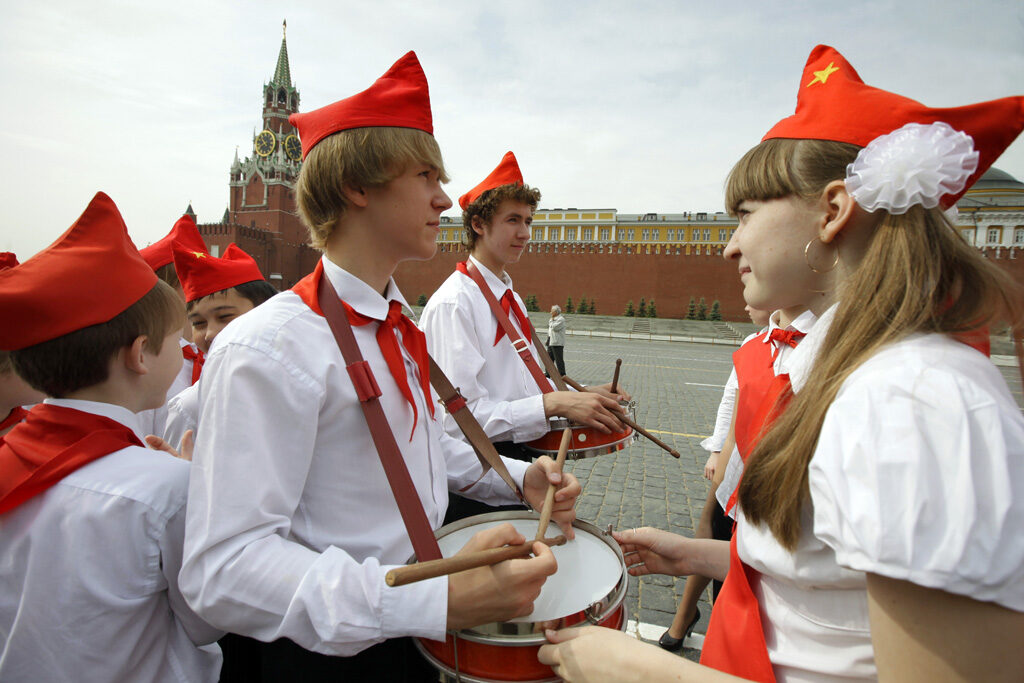 Ruští komunističtí Pionýři na Rudém náměstí v Moskvě (2010).