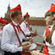 Ruští komunističtí Pionýři na Rudém náměstí v Moskvě (2010).