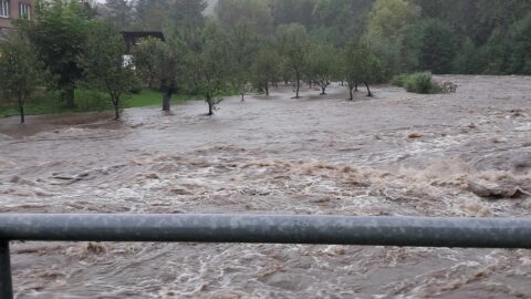 Několik řek na Jesenicku dosáhlo 3. stupně povodňové aktivity