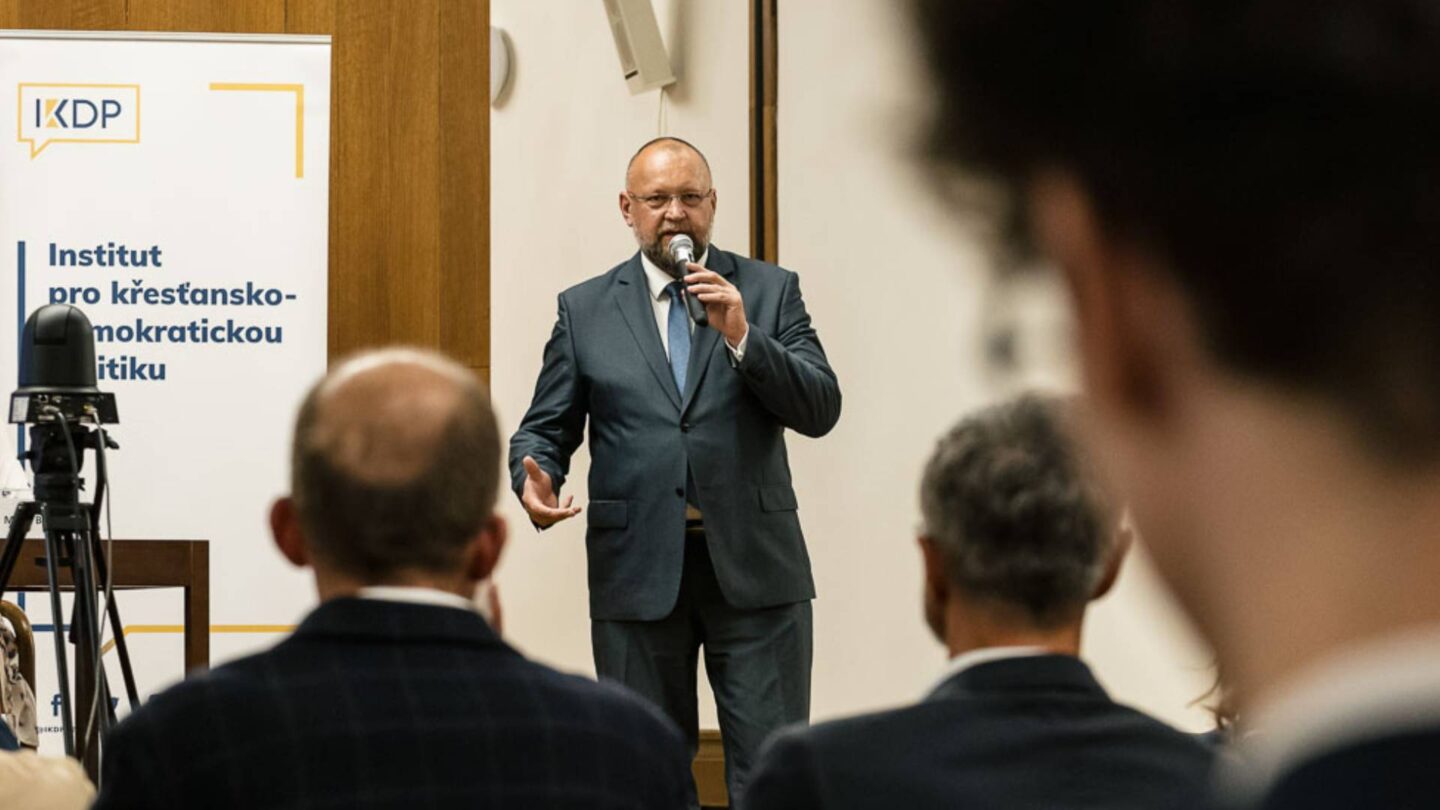 Konference s názvem Bezpečnost státu a pseudokonzervativní hnutí aneb Jak rozlišit autentickou konzervativní politiku od antidemokratické subverze, která se konala na půdě Poslanecké sněmovny pod záštitou jejího místopředsedy Jana Bartoška (KDU-ČSL).