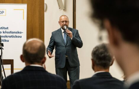 Konference s názvem Bezpečnost státu a pseudokonzervativní hnutí aneb Jak rozlišit autentickou konzervativní politiku od antidemokratické subverze, která se konala na půdě Poslanecké sněmovny pod záštitou jejího místopředsedy Jana Bartoška (KDU-ČSL).