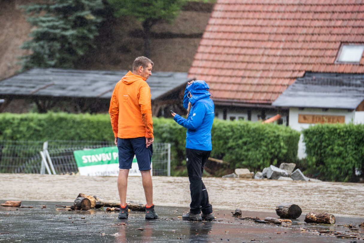 Pan Honza před svým domem v Bělé