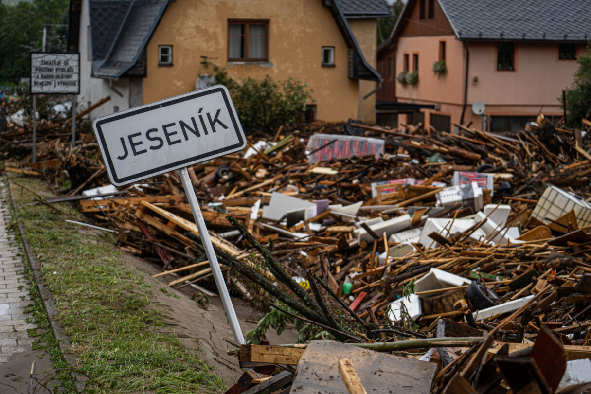 Značka obce Jeseník na příjezdové cestě z Bělé pod Pradědem