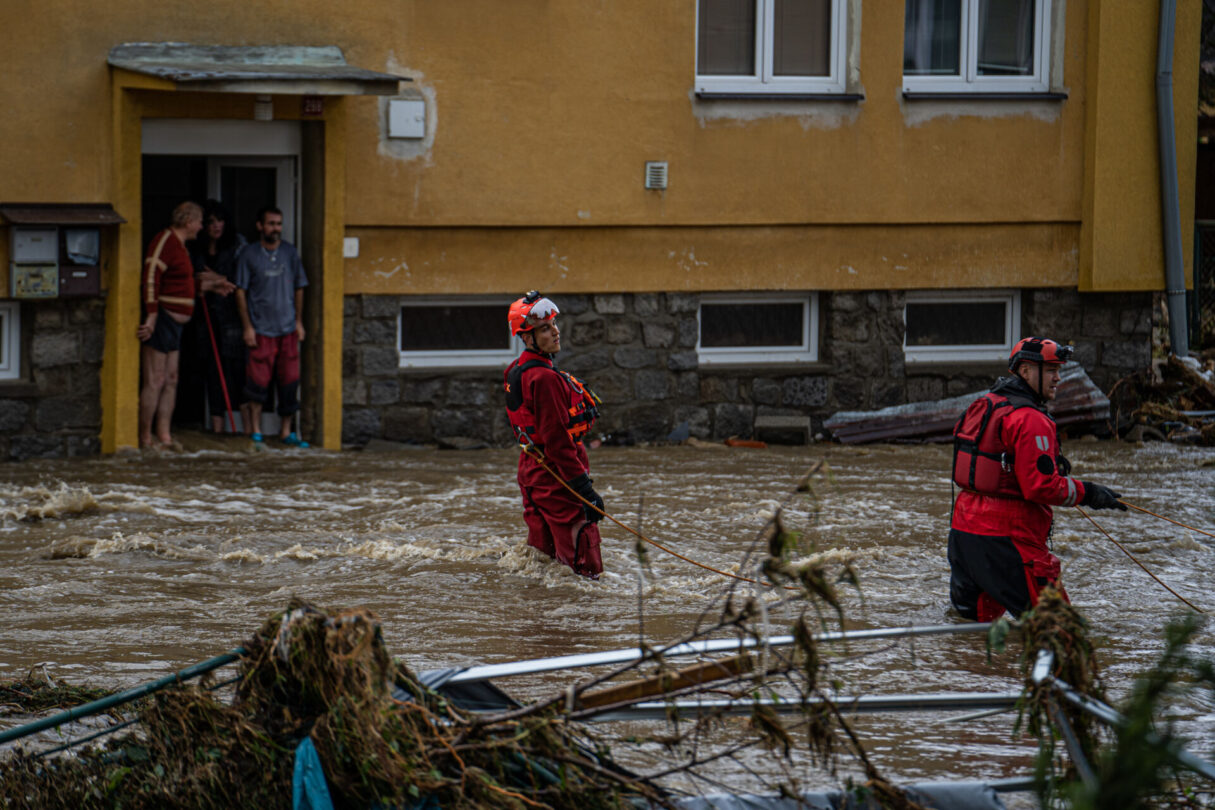 Dodatečná evakuace skupiny osob záchranáři na kraji Jeseníku