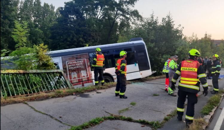 Nehoda autobusu v Karlových Varech