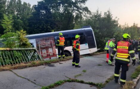 Nehoda autobusu v Karlových Varech