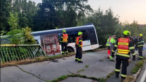 Nehoda autobusu v Karlových Varech