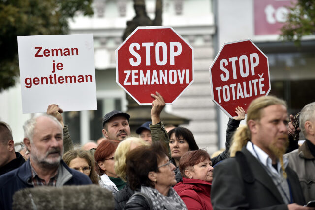 Tichý protest proti Miloši Zemanovi ve Zlíně