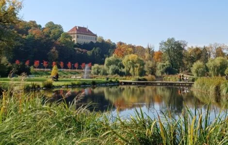 Pohled na Místodržitelský letohrádek přes rybník Srpeček