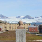 Hlavní ulice města Pyramiden na Špicberkách.