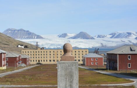 Hlavní ulice města Pyramiden na Špicberkách.