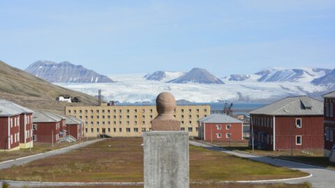 Hlavní ulice města Pyramiden na Špicberkách.