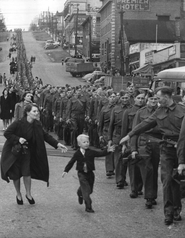 Původní rozměry otištěné fotografie, jedné z nejznámějších válečných momentek všech dob.