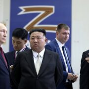 Vladimir Putin s Kim Čong-unem během náštěvy kosmodromu Vostočnyj v září loňského roku. Na fotografii vlevo je i šéf Roskosmosu Jurij Borisov a generální ředitel Centra pro provoz pozemní kosmické infrastruktury Nikolaj Nestěčuk (vpravo).