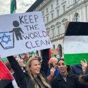 Propalestinská demonstrace ve Varšavě s antisemitským plakátem norských studentek (21. 10. 2023).