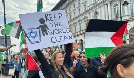 Propalestinská demonstrace ve Varšavě s antisemitským plakátem norských studentek (21. 10. 2023).