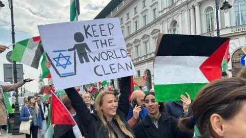 Propalestinská demonstrace ve Varšavě s antisemitským plakátem norských studentek (21. 10. 2023).