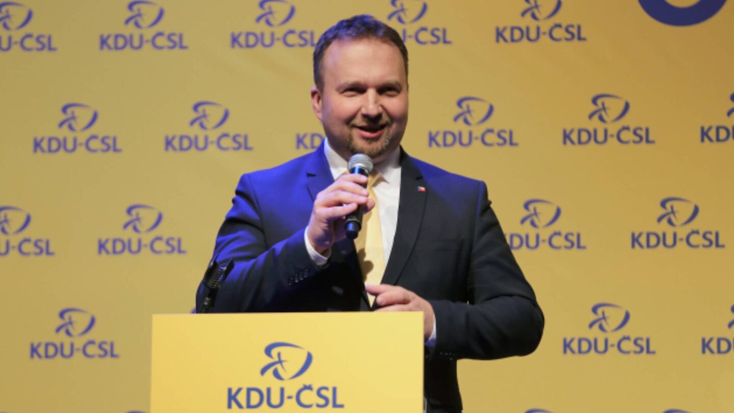 Předseda KDU-ČSL Marian Jurečka během zahájení minulého volebního sjezdu strany v roce 2022, kde v boji o šéfa partaje uspěl.