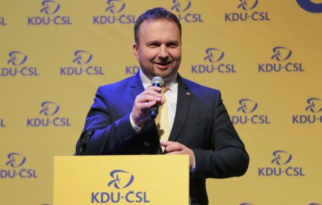 Předseda KDU-ČSL Marian Jurečka během zahájení minulého volebního sjezdu strany v roce 2022, kde v boji o šéfa partaje uspěl.