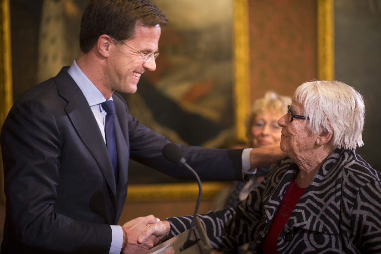 Premiér Mark Rutte předal oběma sestrám v roce 2014 Mobilizační válečný kříž. Na snímku Truus Menger-Oversteegenová. 