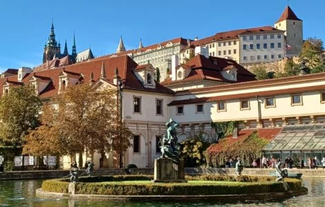 Umělý ostrůvek ve velkém bazénu zdobí sousoší Herkula bojujícího se saní