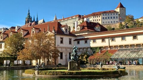 Umělý ostrůvek ve velkém bazénu zdobí sousoší Herkula bojujícího se saní