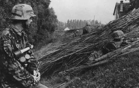 Příslušníci Waffen-SS v boji, ilustrační foto