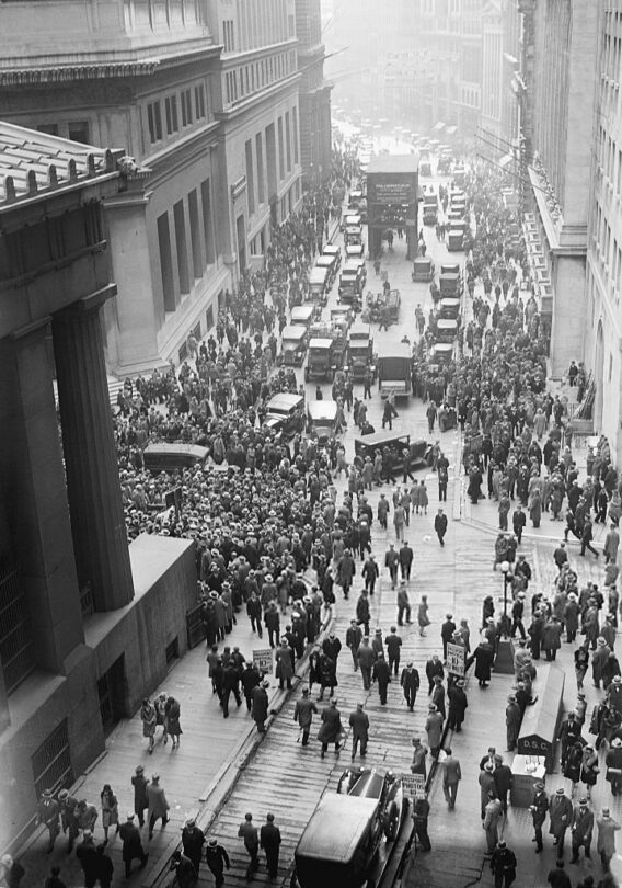 Takzvaný černý čtvrtek v říjnu roku 1929 přinesl hromadný výprodej akcií a následně strmý pád jejich cen. Z newyorské burzy se krize šířila do celého světa.