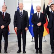 Keir Starmer, Joe Biden, Olaf Scholz a Emmanuel Macron během jednání v Německu.