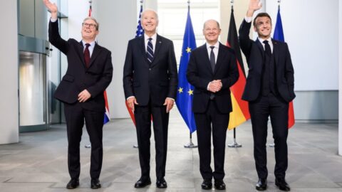 Keir Starmer, Joe Biden, Olaf Scholz a Emmanuel Macron během jednání v Německu.