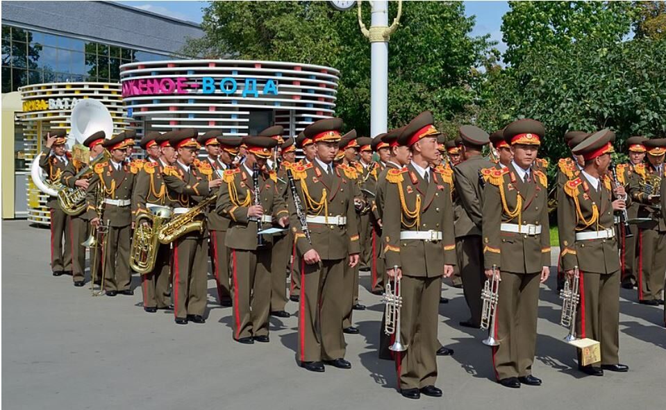 Hudebníci Ústředního vojenského orchestru Korejské lidové armády před vystoupením orchestru v Moskvě v roce 2019