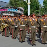 Hudebníci Ústředního vojenského orchestru Korejské lidové armády před vystoupením orchestru v Moskvě v roce 2019