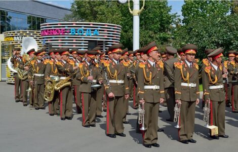 Hudebníci Ústředního vojenského orchestru Korejské lidové armády před vystoupením orchestru v Moskvě v roce 2019