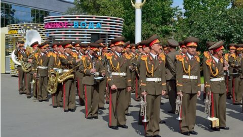 Hudebníci Ústředního vojenského orchestru Korejské lidové armády před vystoupením orchestru v Moskvě v roce 2019