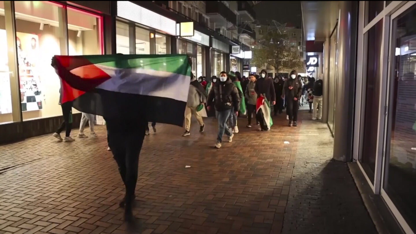 Propalestinští příznivci s palestinskými vlajkami pochodovali ve čtvrtek poblíž stadionu Ajaxu v nizozemském Amsterdamu.