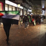 Propalestinští příznivci s palestinskými vlajkami pochodovali ve čtvrtek poblíž stadionu Ajaxu v nizozemském Amsterdamu.