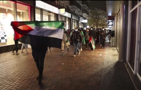 Propalestinští příznivci s palestinskými vlajkami pochodovali ve čtvrtek poblíž stadionu Ajaxu v nizozemském Amsterdamu.