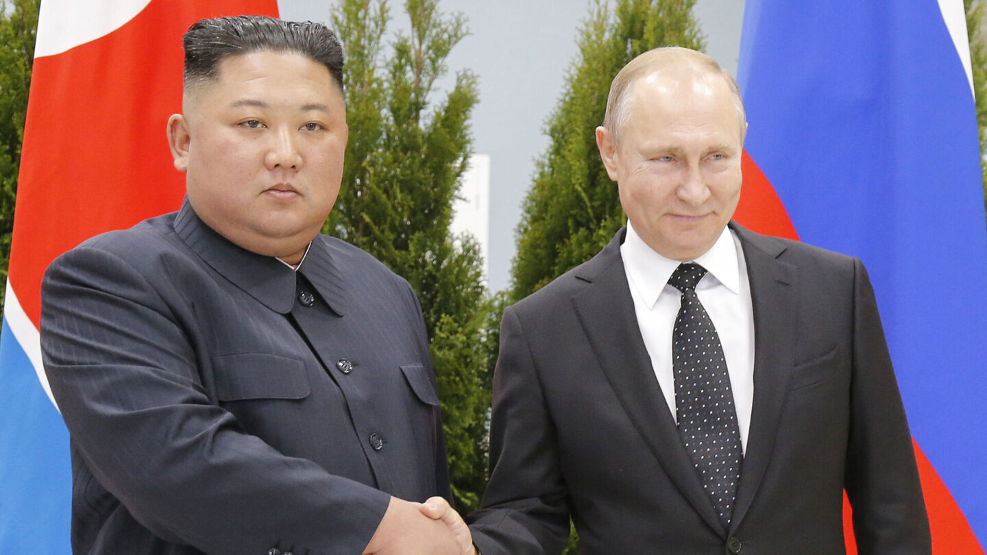 Kim Čong-un podporuje na Ukrajině Rusko i tím, že tam posílá své vojáky. Vladimir Putin mu výměnou dodává technologie pro zlepšování balistických střel a kosmického průmyslu nebo daruje ve velkém množství potraviny, aby v Severní Koreji nevypukl hladomor