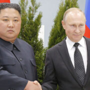 Kim Čong-un podporuje na Ukrajině Rusko i tím, že tam posílá své vojáky. Vladimir Putin mu výměnou dodává technologie pro zlepšování balistických střel a kosmického průmyslu nebo daruje ve velkém množství potraviny, aby v Severní Koreji nevypukl hladomor