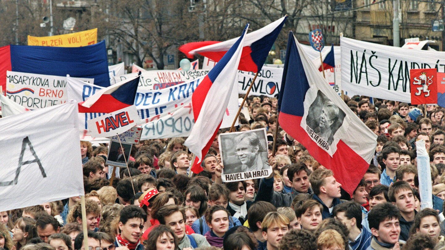 Jedna s listopadových demonstrací v roce 1989